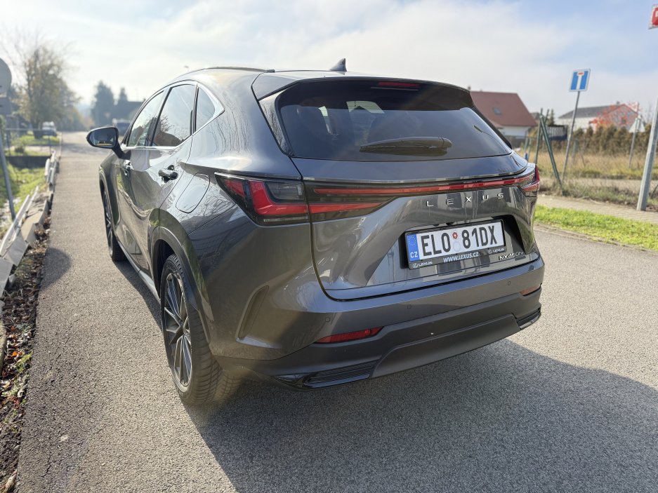  Zadní světelná lišta patří k nejvýraznějším prvkům aktuální generace Lexus