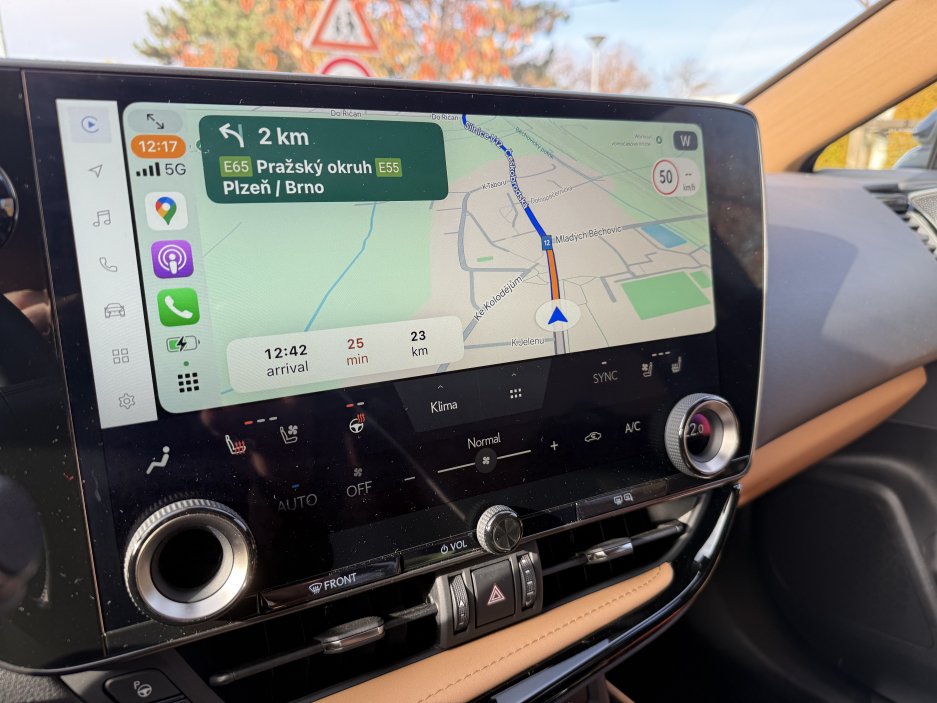 Velký infotainment podporuje bezdrátové Apple CarPlay i Android Auto