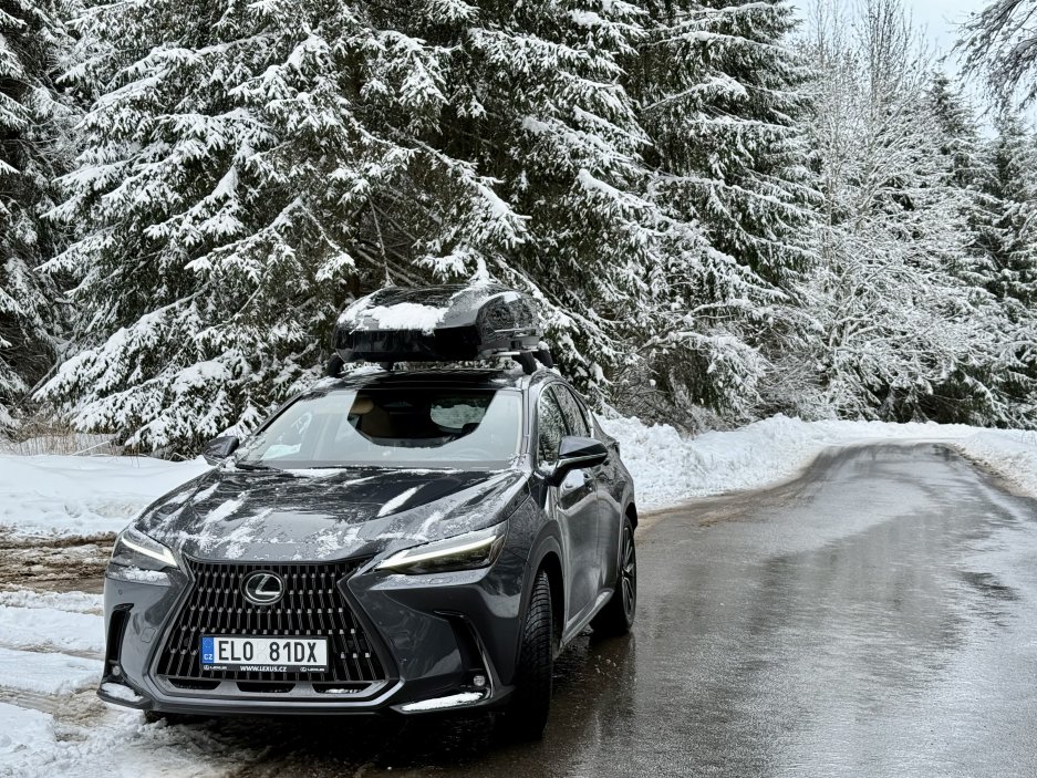 Výrazná přední maska zůstává jedním z poznávacích znaků současného designu Lexus