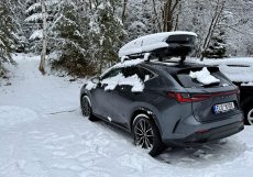 Lexus NX 450h+ po nočním sněžení ukazuje, že plug-in hybrid se zimy rozhodně nebojí