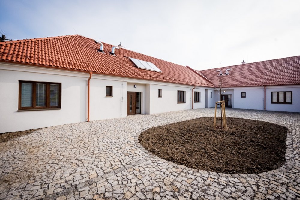 Římskokatolická farnost v Myslibořících na Třebíčsku dokončila sociální byty