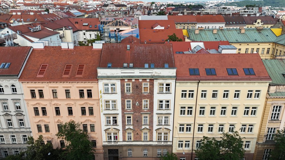 Činžovní dům v pražské Sokolské ulici.
