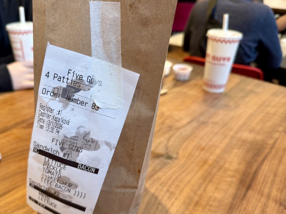  Burgery se vydávají v typickém papírovém sáčku, který patří k poznávacím znakům značky Five Guys 