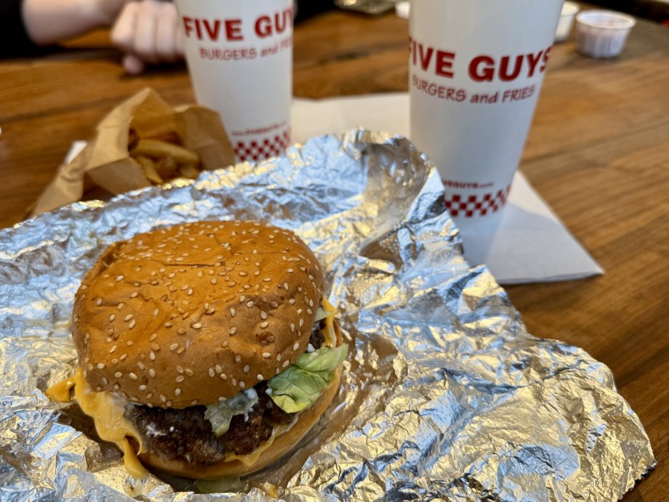 Cheeseburger z pražského Five Guys: dvě hovězí placičky, sýr, zelenina a klasická sezamová houska 