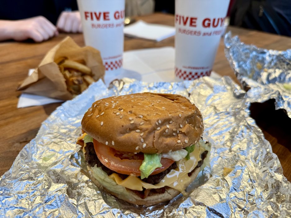 Burgery se podávají zabalené v alobalu, hranolky přicházejí v typicky velkorysé porci 