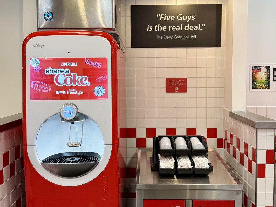 Moderní dotykový postmix Coca-Cola Freestyle s desítkami variant nápojů, který nabízí výrazně širší výběr, v pražské pobočce chybí 