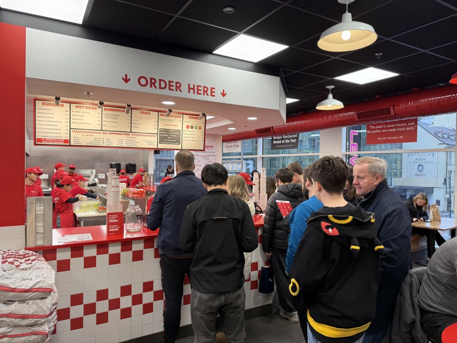 Objednává se u pultu – typický fast-casual koncept značky Five Guys