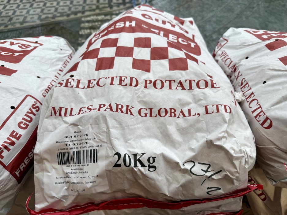 Brambory na hranolky jsou ve Five Guys vždy vystavené přímo v restauraci – v Praze ale pocházejí například z Německa 