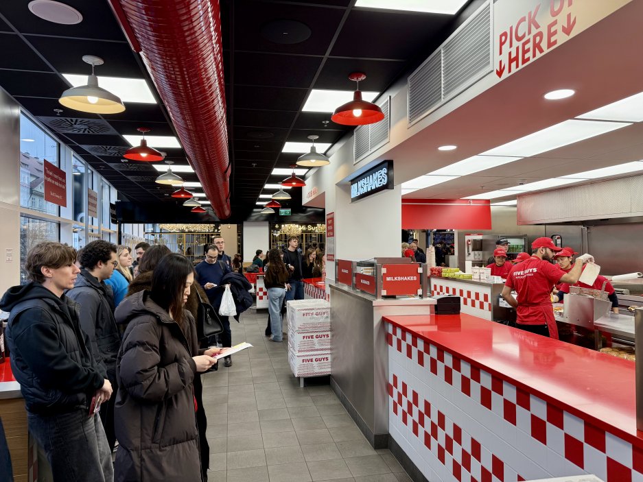 Fronta u výdejního pultu: restaurace bývá i mimo špičku poměrně vytížená 