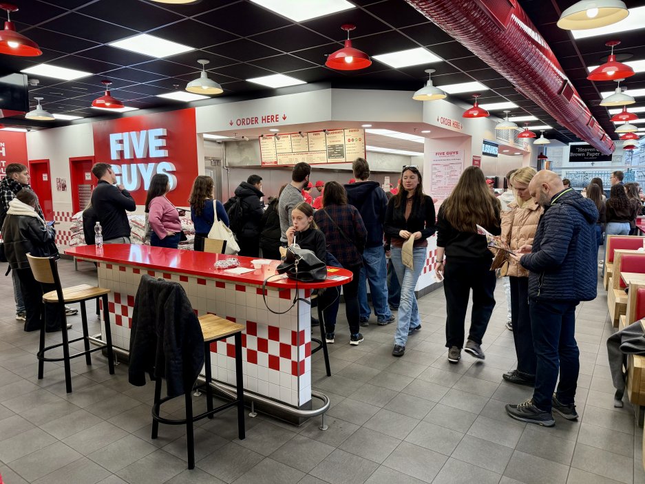 Interiér restaurace v obchodním domě Máj na Národní třídě nabízí několik desítek míst k sezení