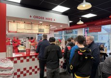 Objednává se u pultu – typický fast-casual koncept značky Five Guys