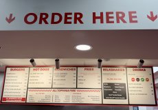 Pražská pobočka nabízí velmi podobné menu jako v zahraničí, i ceny jsou stejné 