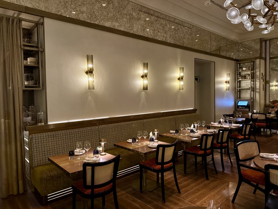 Interiér restaurace ZEM v historické budově Cukrovarnického paláce kombinuje art deco prvky s moderním designem hotelu Andaz