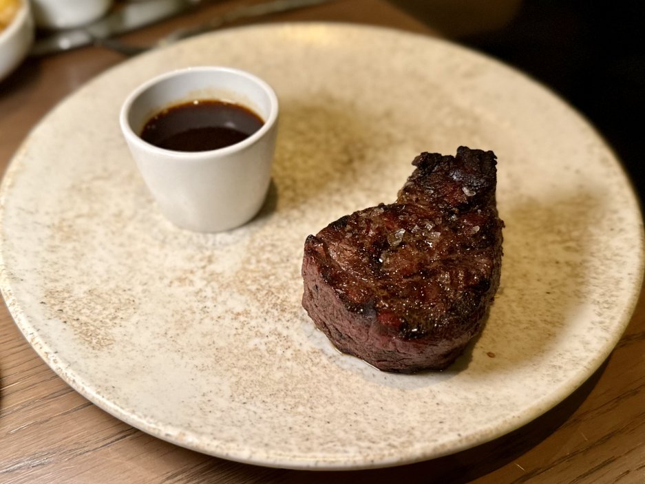 Hovězí steak z grilu Robata, servírovaný jednoduše se solí a omáčkou