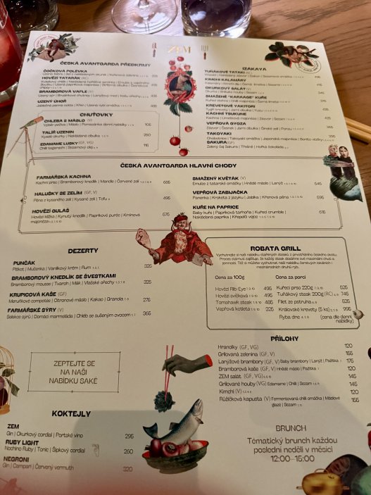 Menu restaurace ZEM kombinuje českou avantgardu s japonskou izakayou – vedle sebe tak najdete třeba hovězí guláš i tuňákové tataki