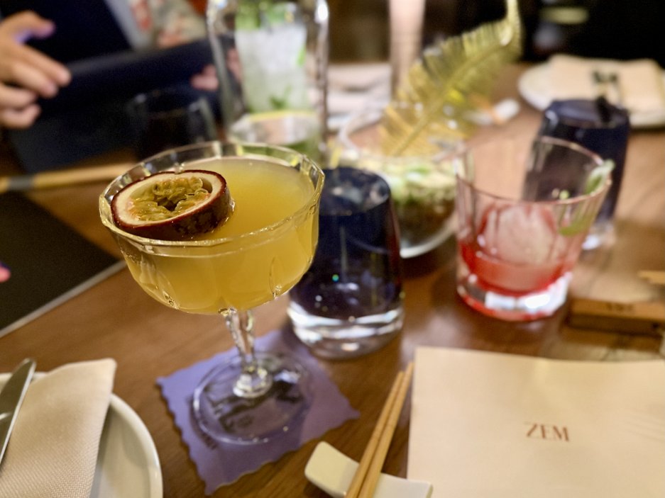 Druhý koktejl večera: svěží drink Socially Digital s marakujou, který dobře nastartuje sdílené předkrmy z izakaya části menu