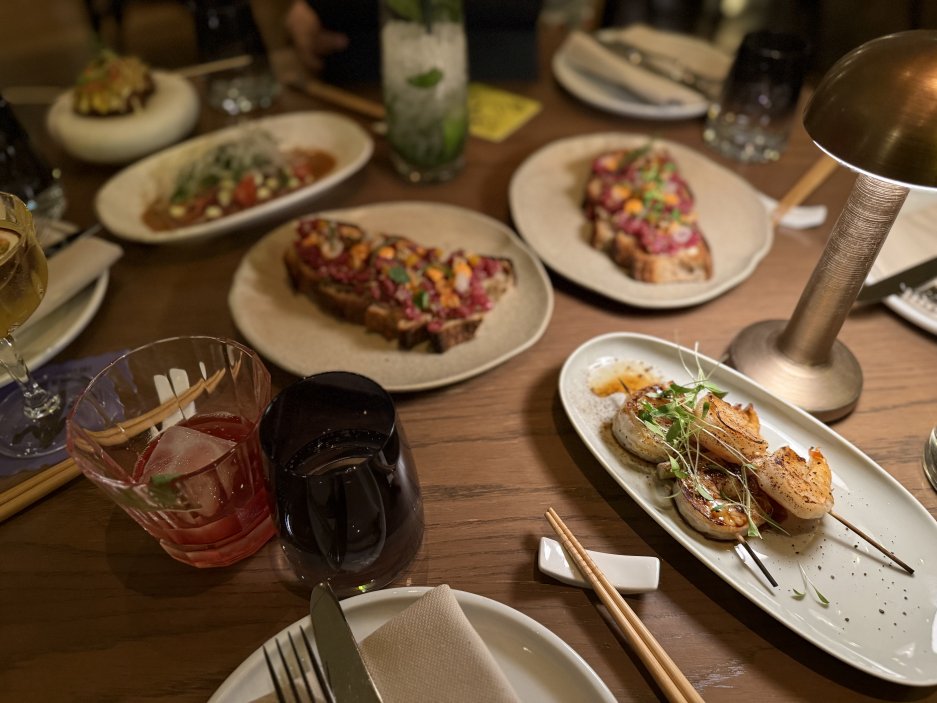 Pohled na sdílené předkrmy z izakaya části menu – kombinace japonských technik a lokálních surovin