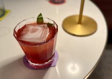 Signature koktejl Breakthrough patří mezi nejfotogeničtější položky koktejlové nabídky
