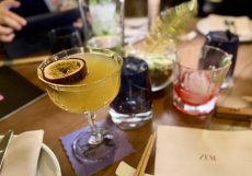 Druhý koktejl večera: svěží drink Socially Digital s marakujou, který dobře nastartuje sdílené předkrmy z izakaya části menu