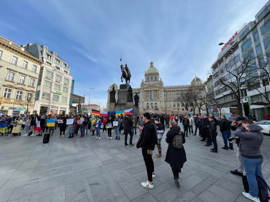 Desítky lidí na pražském Václavském náměstí vyjádřily ve čtvrtek 24. února 2022 solidaritu s Ukrajinou a protestovaly proti invazi Ruska.
