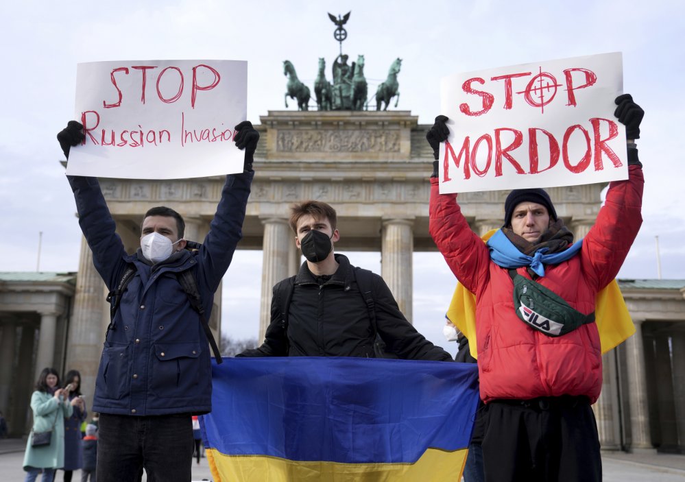 Proti ruské invazi na Ukrajinu demonstrovali lidé i před Brandenburskou bránou v Berlíně.