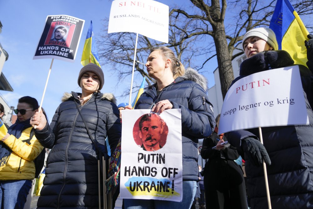 Proti ruské invazi na Ukrajinu demonstrovali lidé i před ambasádou Ruské federace v norském Oslo.