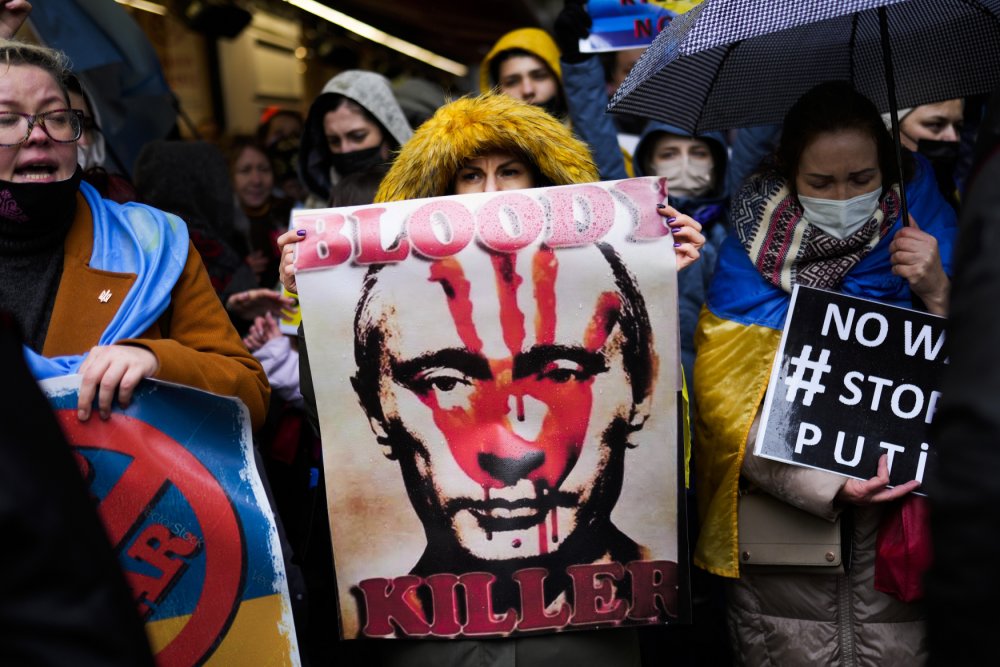 Na podporu Ukrajiny a na protest proti ruské invazi se sešli i lidé v tureckém Istanbulu.