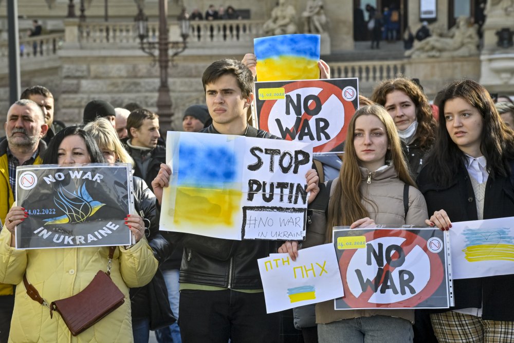 Lidé na Václavském náměstí v Praze 24. února 2022 demonstrují na podporu Ukrajiny, na kterou ve stejný den zaútočila ruská armáda.