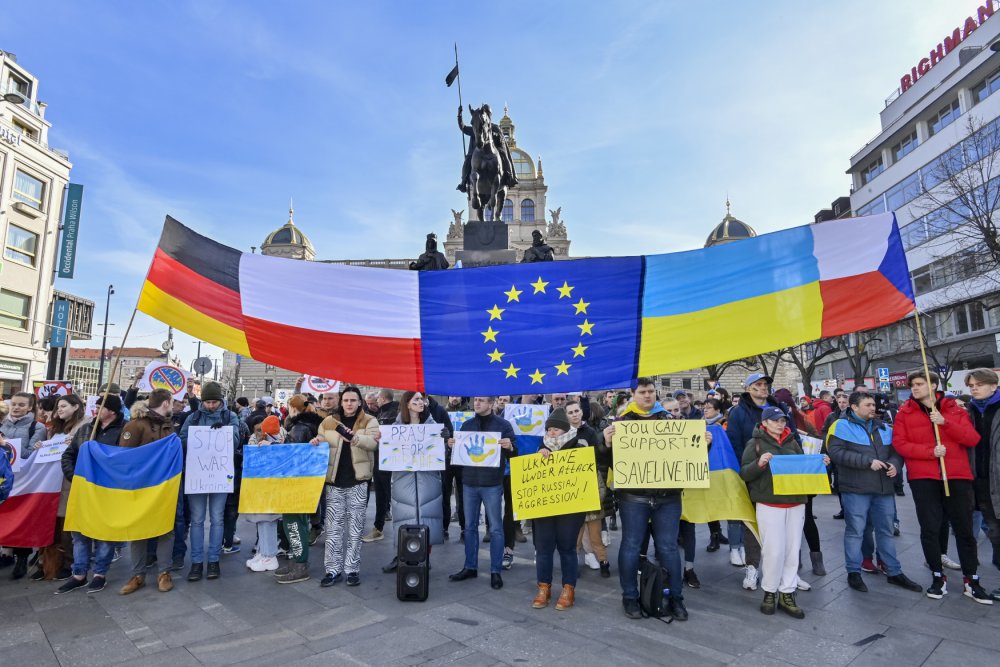 Lidé na Václavském náměstí v Praze 24. února 2022 demonstrují na podporu Ukrajiny, na kterou ve stejný den zaútočila ruská armáda.