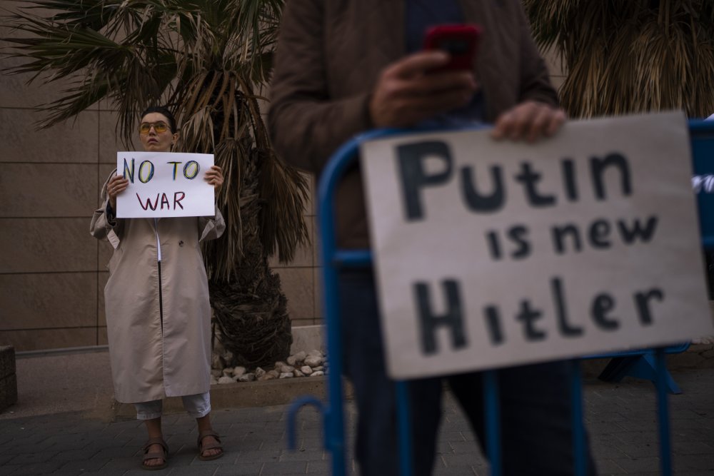 Demonstrace proti ruské invazi na Ukrajinu před ruskou ambasádou v izraelském Tel Avivu.