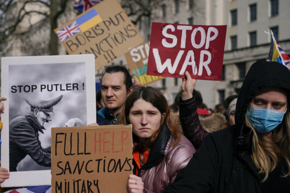 Proti ruské invazi demonstrovali lidé i před sídlem britského premiéra v Downing Street v Londýně.