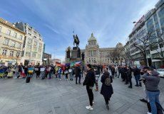Desítky lidí na pražském Václavském náměstí vyjádřily ve čtvrtek 24. února 2022 solidaritu s Ukrajinou a protestovaly proti invazi Ruska.