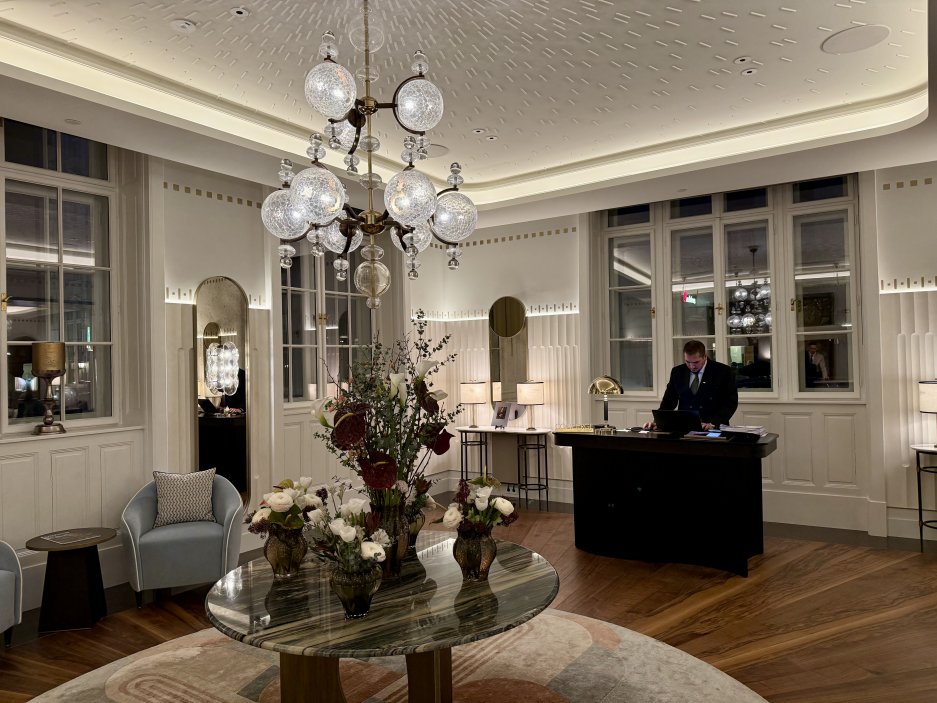 Elegantní lobby hotelu s výrazným lustrem