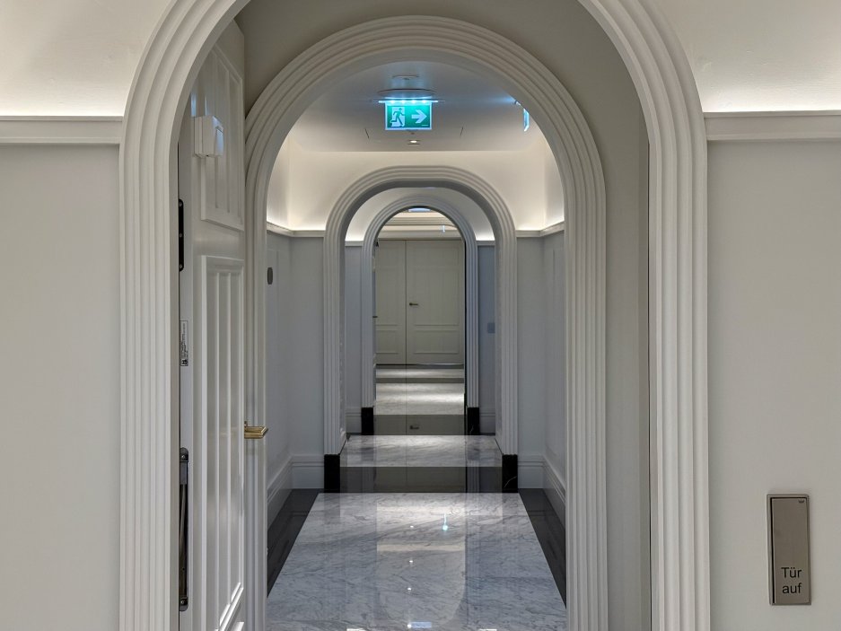 Chodby hotelu využívají obloukové prvky historické architektury