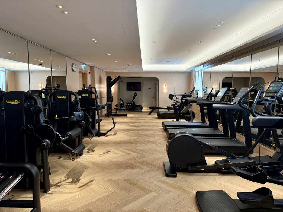 Moderně zařízené fitness centrum s vybavenímTechnogym