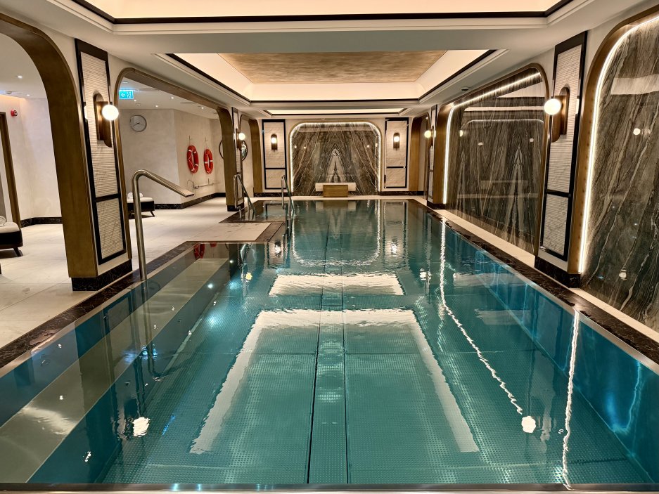 Hotelové spa nabízí také krytý bazén s relaxační zónou