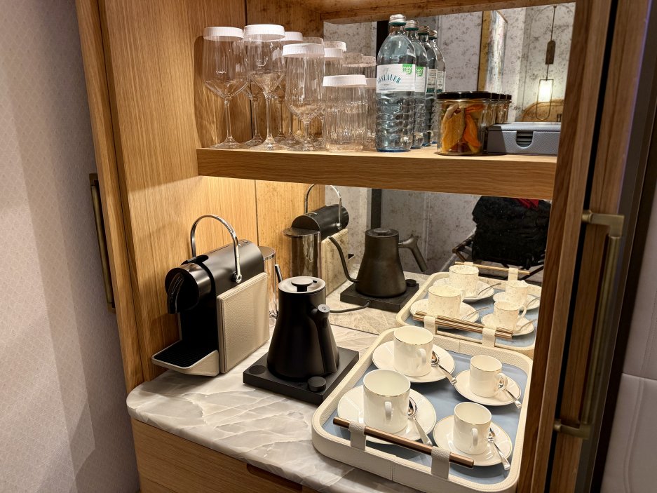 Minibarový kout s kávovarem Nespresso, designovou konvicí a výběrem čajů