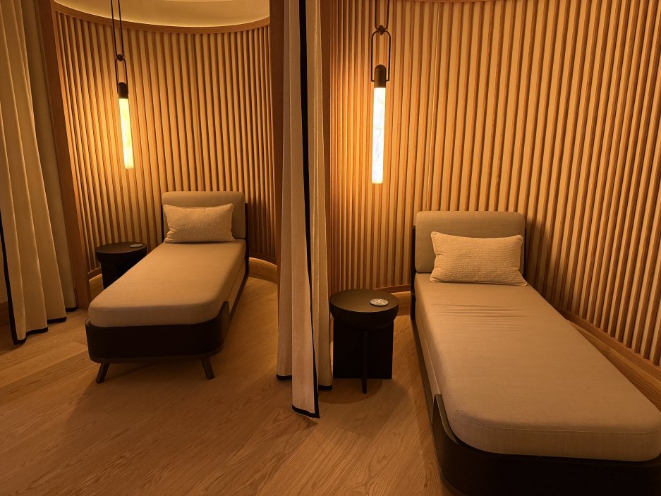 Relaxační zóna spa s lehátky a tlumeným osvětlením