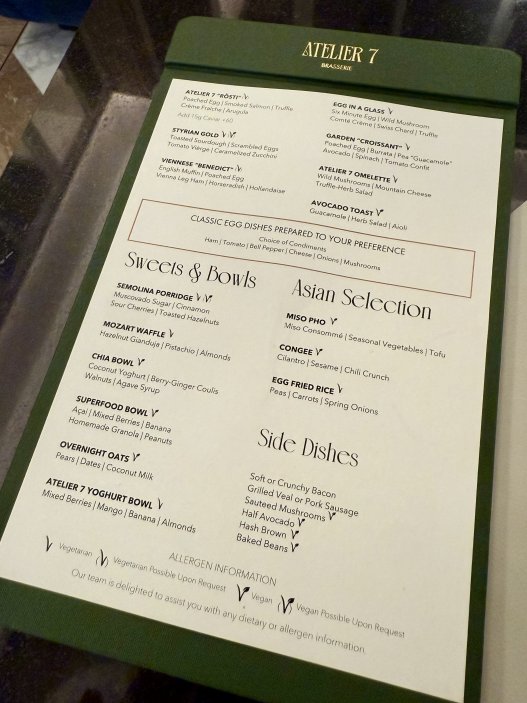 Snídaňové menu restaurace Atelier 7 nabízí evropská i asijská jídla