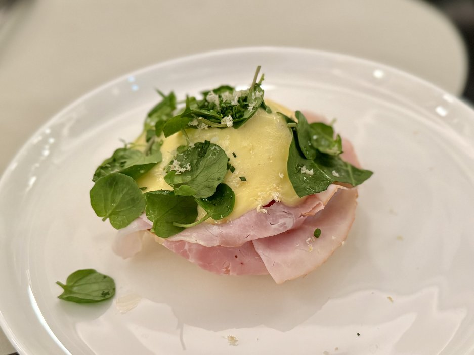 Vejce Benedikt s vídeňskou šunkou ze snídaňového menu