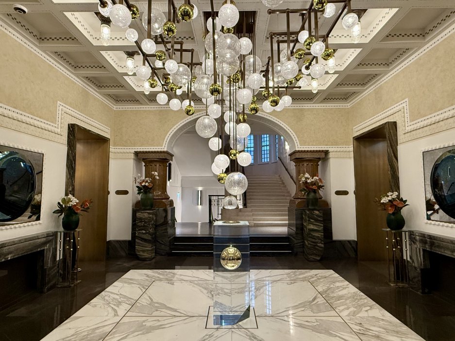 Hlavní lobby hotelu s výrazným designovým lustrem
