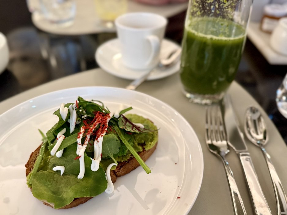 Avokádový toast ze snídaňového menu doplněný čerstvým salátem