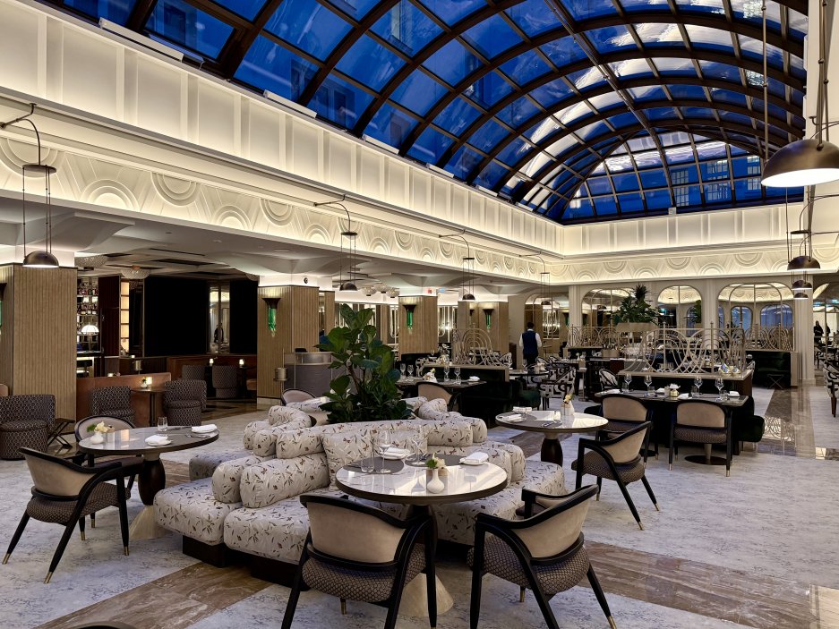 Restaurace Atelier 7 se nachází pod výraznou prosklenou střechou
