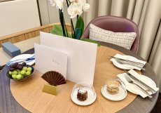 Uvítací pozornost na pokoji: ovoce, drobné sladkosti a osobní vzkaz od hotelu