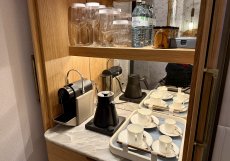 Minibarový kout s kávovarem Nespresso, designovou konvicí a výběrem čajů