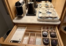 Detail kávového koutku na pokoji s porcelánovým servisem