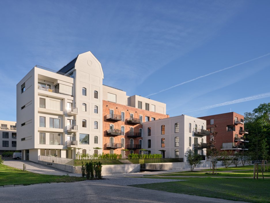 Podívejte se, jak se bývalý Žitný mlýn v Boršově nad Vltavou proměnil v moderní rezidenční areál. Projekt studia mar.s architects citlivě kombinuje rekonstrukci historických industriálních budov s novostavbami a vytváří nové náměstí, kavárnu i park u Vltavy.