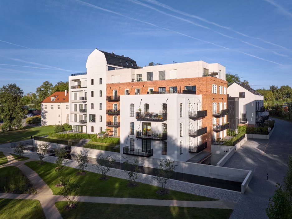 Podívejte se, jak se bývalý Žitný mlýn v Boršově nad Vltavou proměnil v moderní rezidenční areál. Projekt studia mar.s architects citlivě kombinuje rekonstrukci historických industriálních budov s novostavbami a vytváří nové náměstí, kavárnu i park u Vltavy.