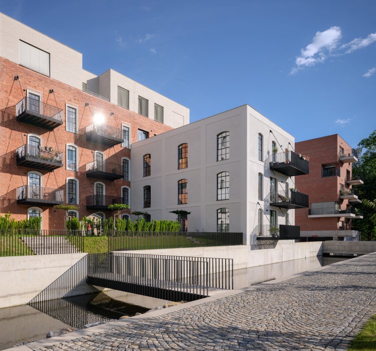 Podívejte se, jak se bývalý Žitný mlýn v Boršově nad Vltavou proměnil v moderní rezidenční areál. Projekt studia mar.s architects citlivě kombinuje rekonstrukci historických industriálních budov s novostavbami a vytváří nové náměstí, kavárnu i park u Vltavy.