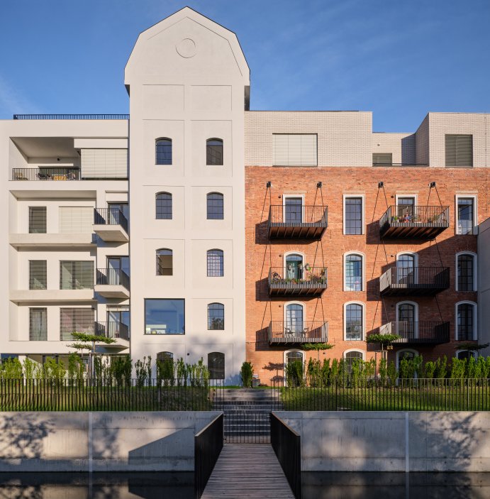 Podívejte se, jak se bývalý Žitný mlýn v Boršově nad Vltavou proměnil v moderní rezidenční areál. Projekt studia mar.s architects citlivě kombinuje rekonstrukci historických industriálních budov s novostavbami a vytváří nové náměstí, kavárnu i park u Vltavy.